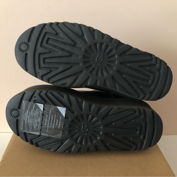 UGG Neumel Platform Chelsea leather Boot. Light weight. New. Size: 8, 9 - Picture 7 of 11